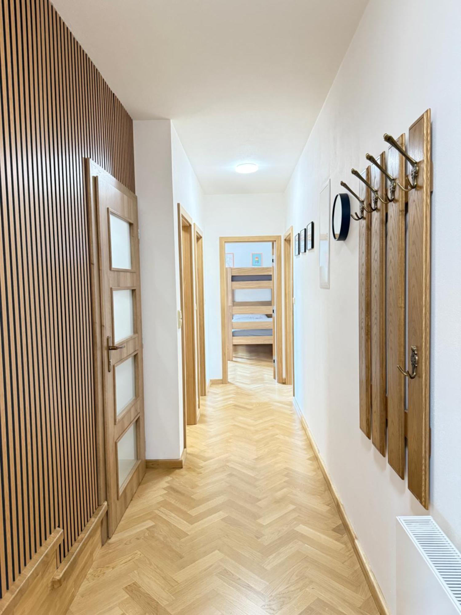 Familyvilla, New 4 Luxury Big Apartments, Parking Praga
