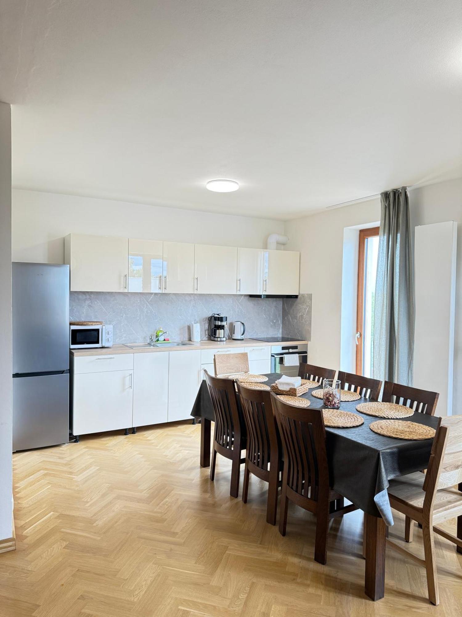 Familyvilla, New 4 Luxury Big Apartments, Parking * Praga