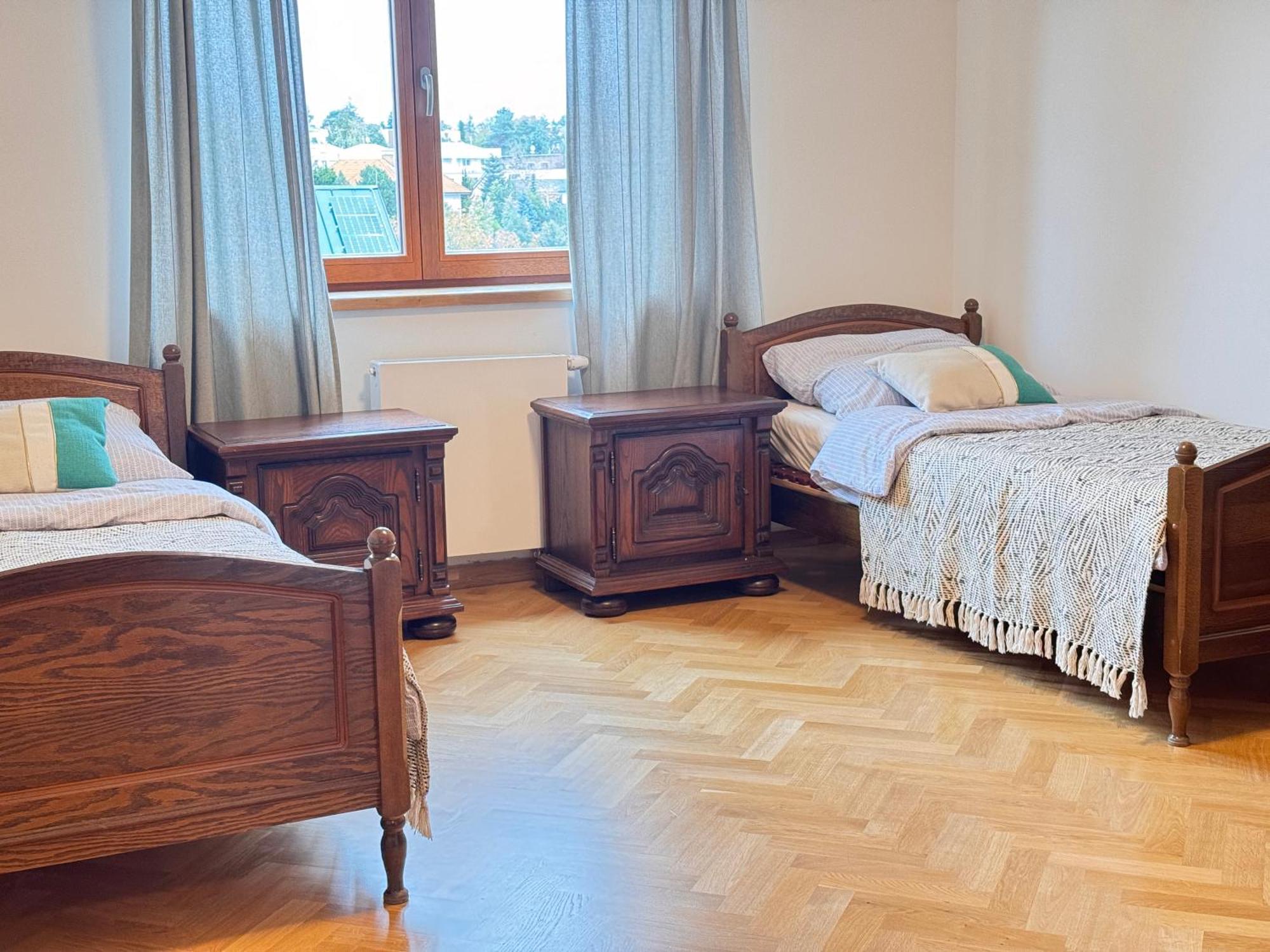 Familyvilla, New 4 Luxury Big Apartments, Parking Appartement Praag